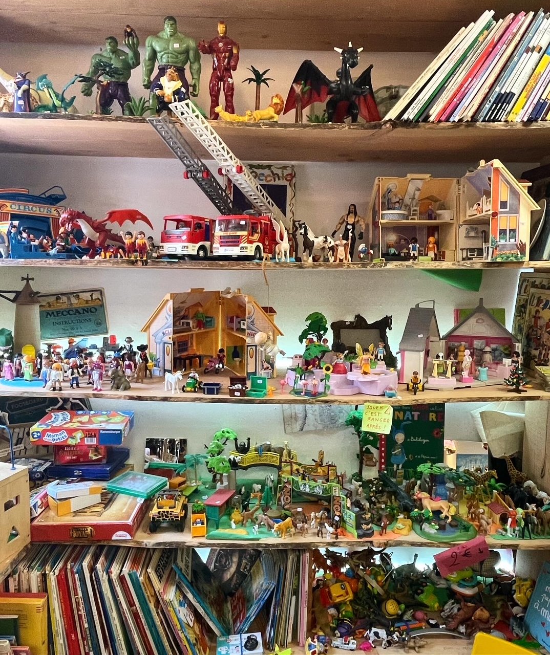 Espace enfants — jouets, figurines et coin lecture