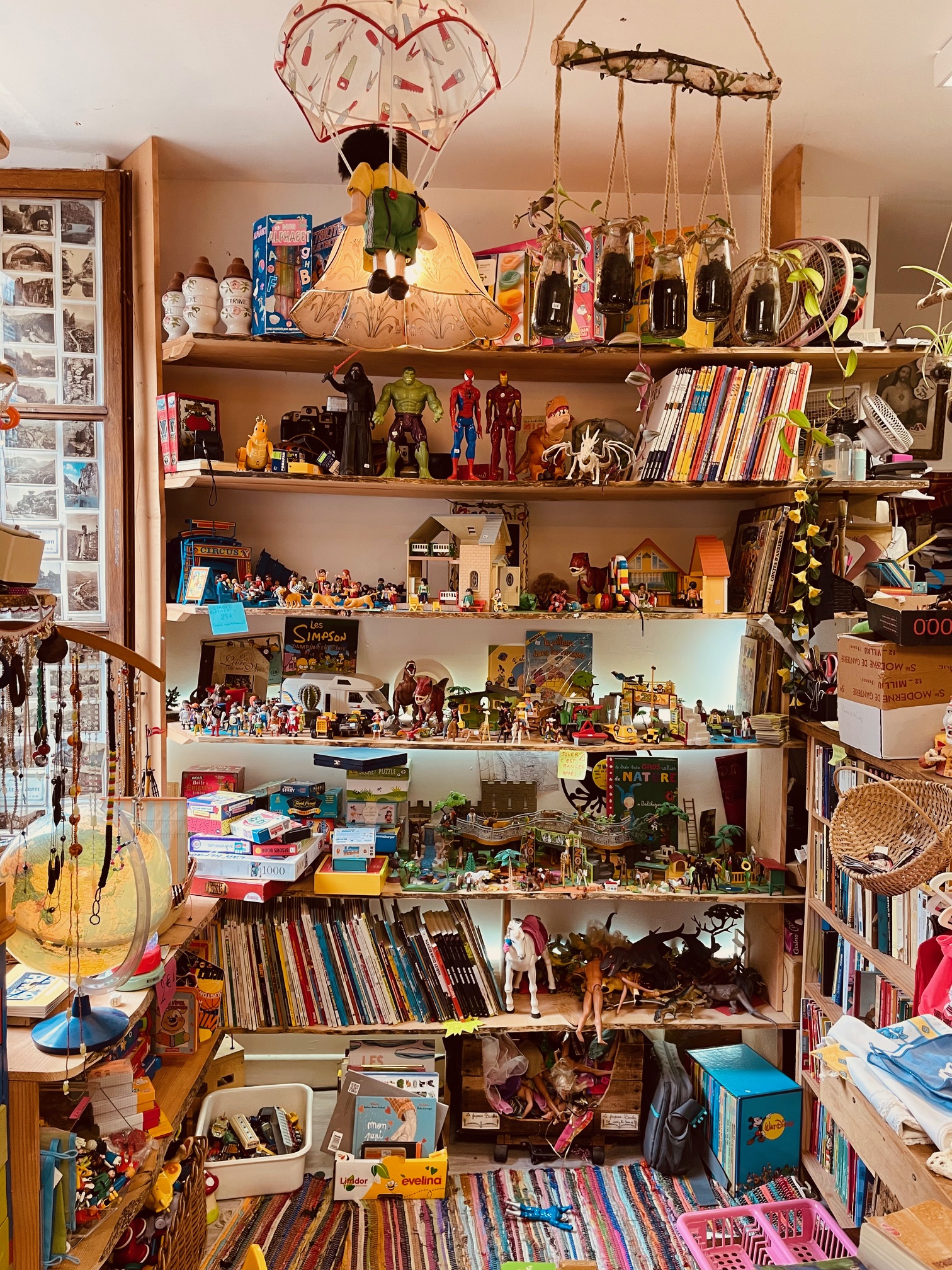 Espace enfants avec jeux et coin lecture