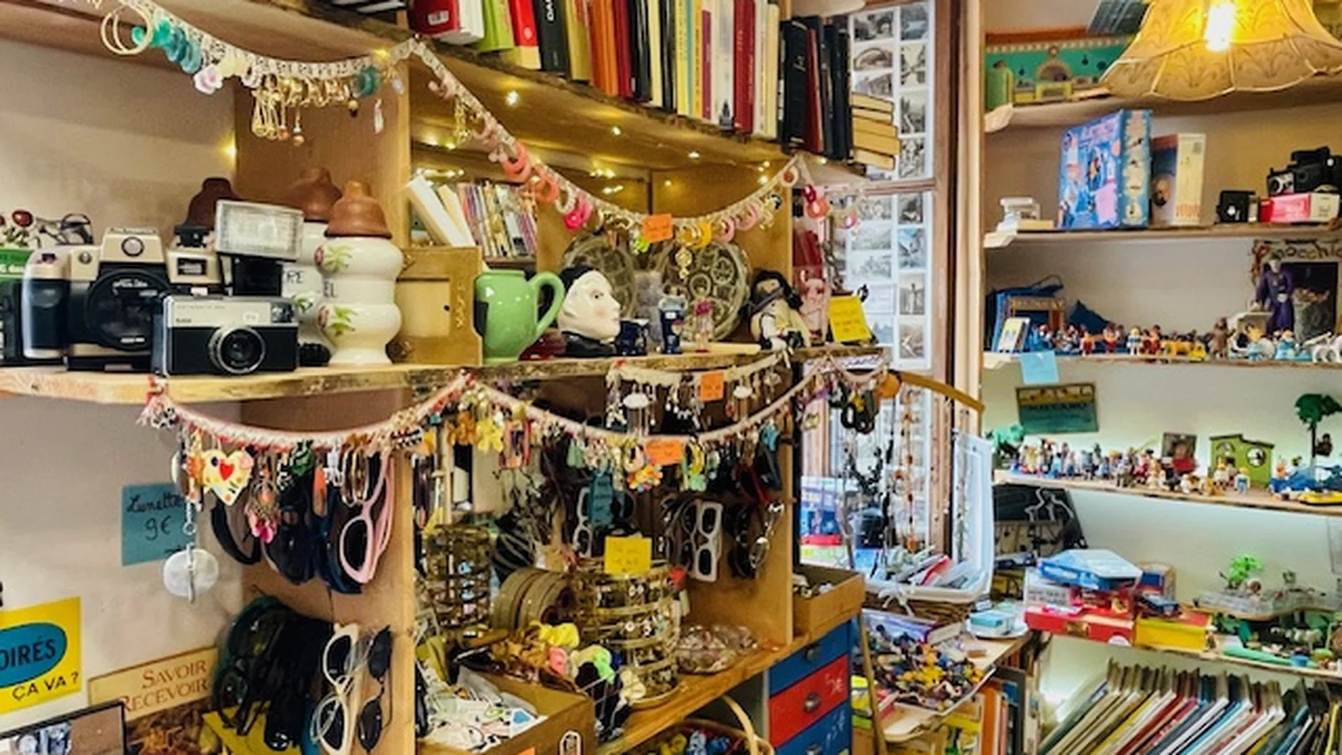 Intérieur de la Séraphothèque : livres, bijoux, appareils, objets et espace enfant.